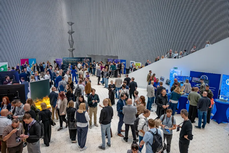 Foyer Filharmonii z góry: tłum uczestników, stoiska Strefy EXPO i ścianka AI-CONNECT 2026