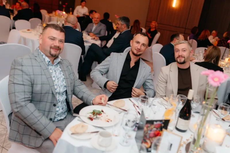 Michał Olejarski i Radosław Zacha przy stole podczas Uroczystej Kolacji Biznesowej w hotelu Radisson Blu