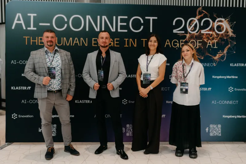 Michał Olejarski i Radosław Zacha z Zuzią i Nataszą z naszego zespołu przed ścianką AI-CONNECT 2026 „The Human Edge in the Age of AI”
